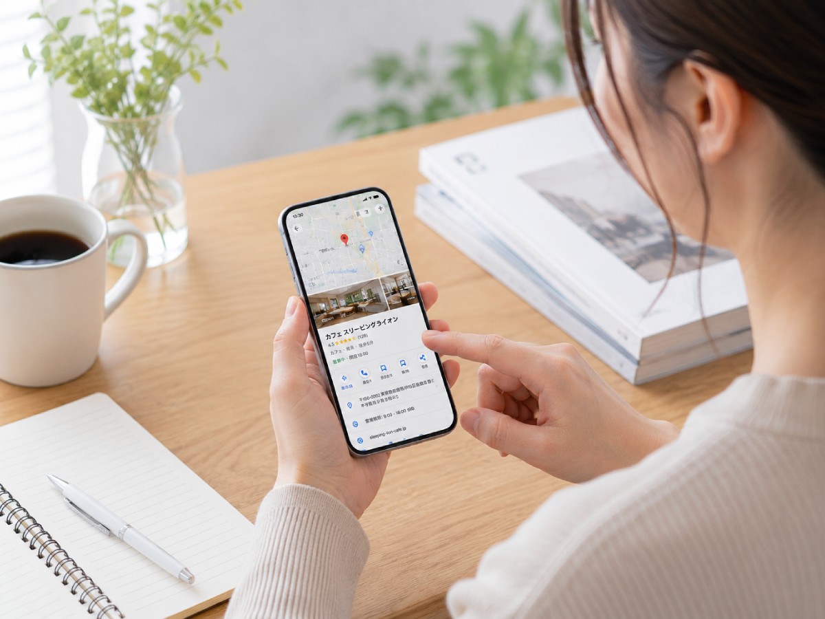 スマホで店舗の地図を調べる女性(MEO対策)